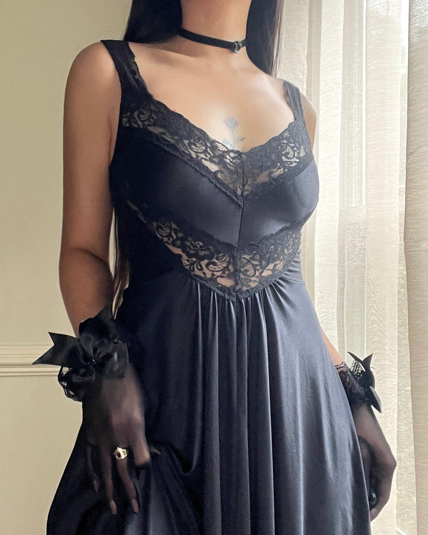 80s Elegant Grunge Maxi Dress featuring V-lace Cutout with Pleated Skirt