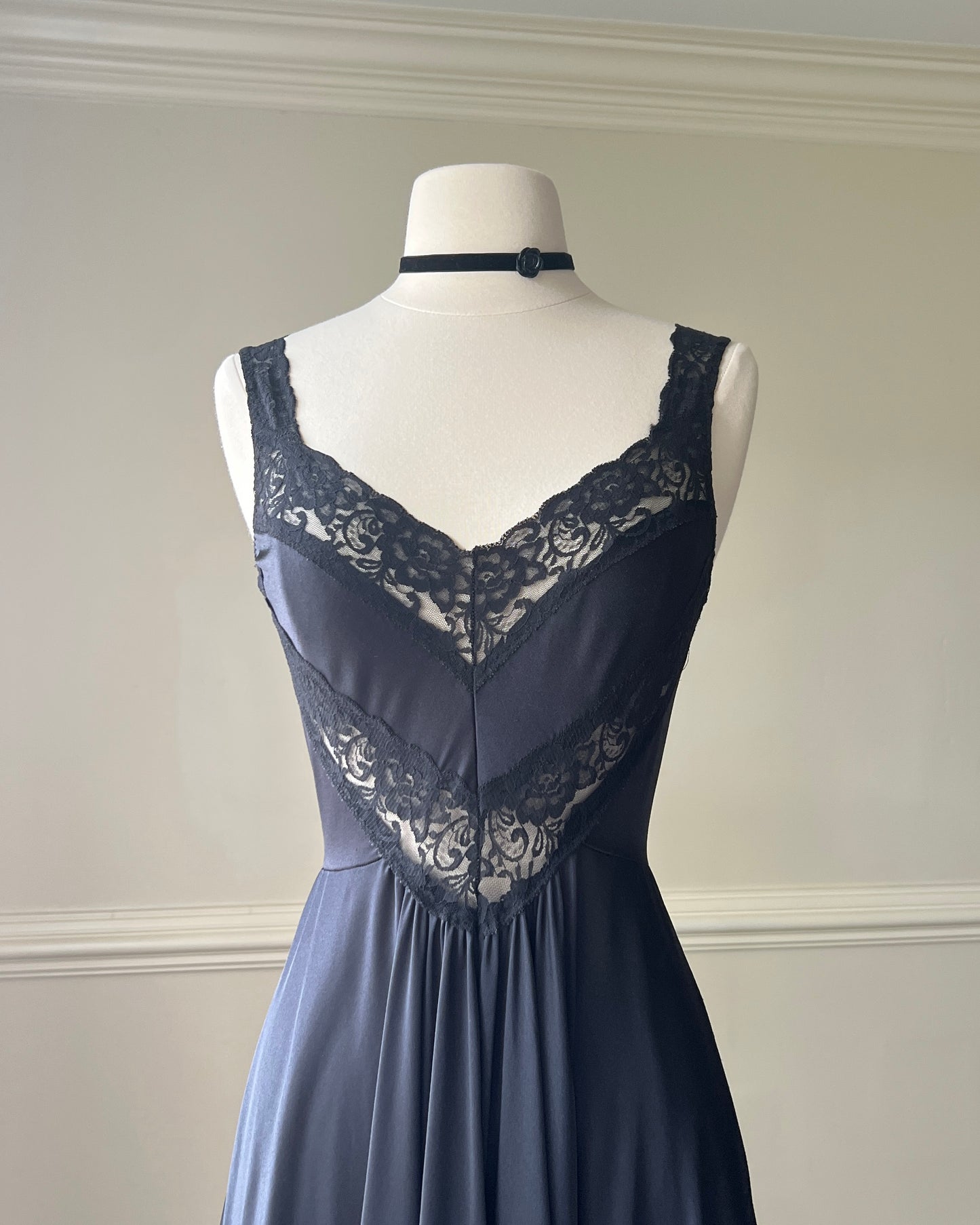 80s Elegant Grunge Maxi Dress featuring V-lace Cutout with Pleated Skirt