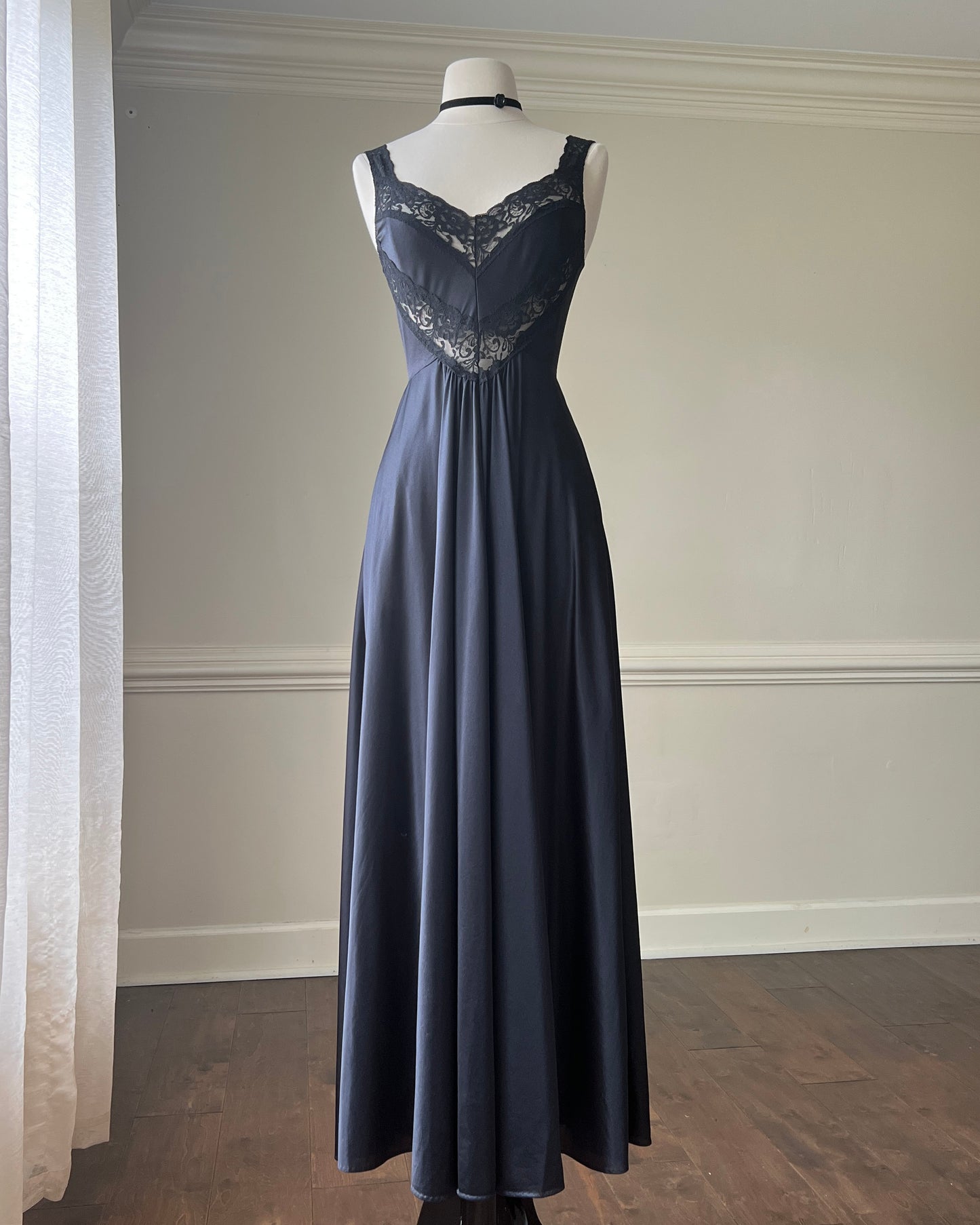 80s Elegant Grunge Maxi Dress featuring V-lace Cutout with Pleated Skirt