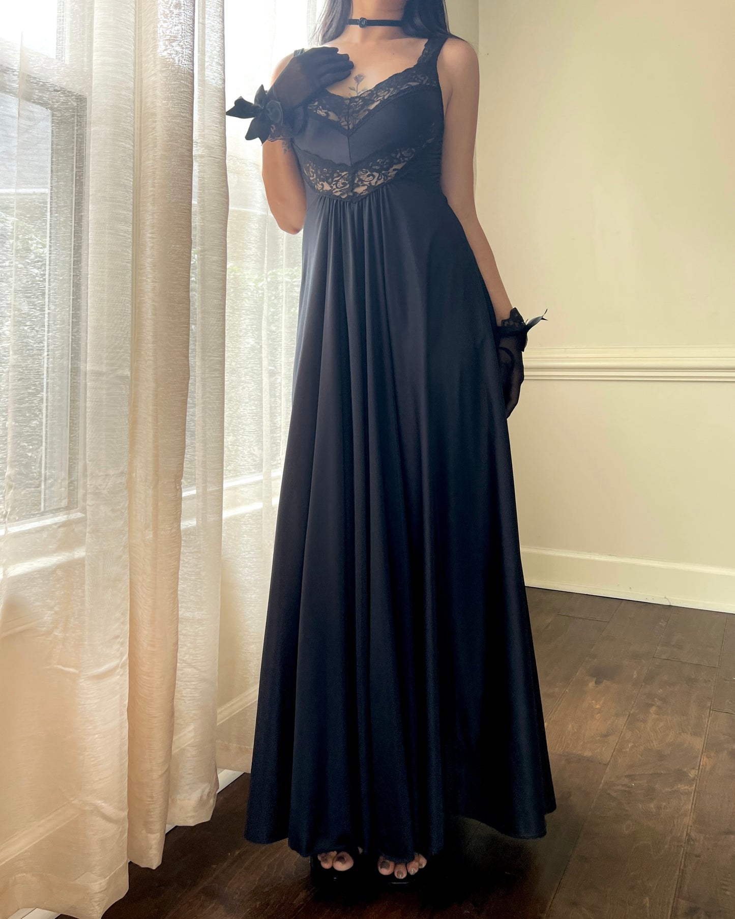 80s Elegant Grunge Maxi Dress featuring V-lace Cutout with Pleated Skirt