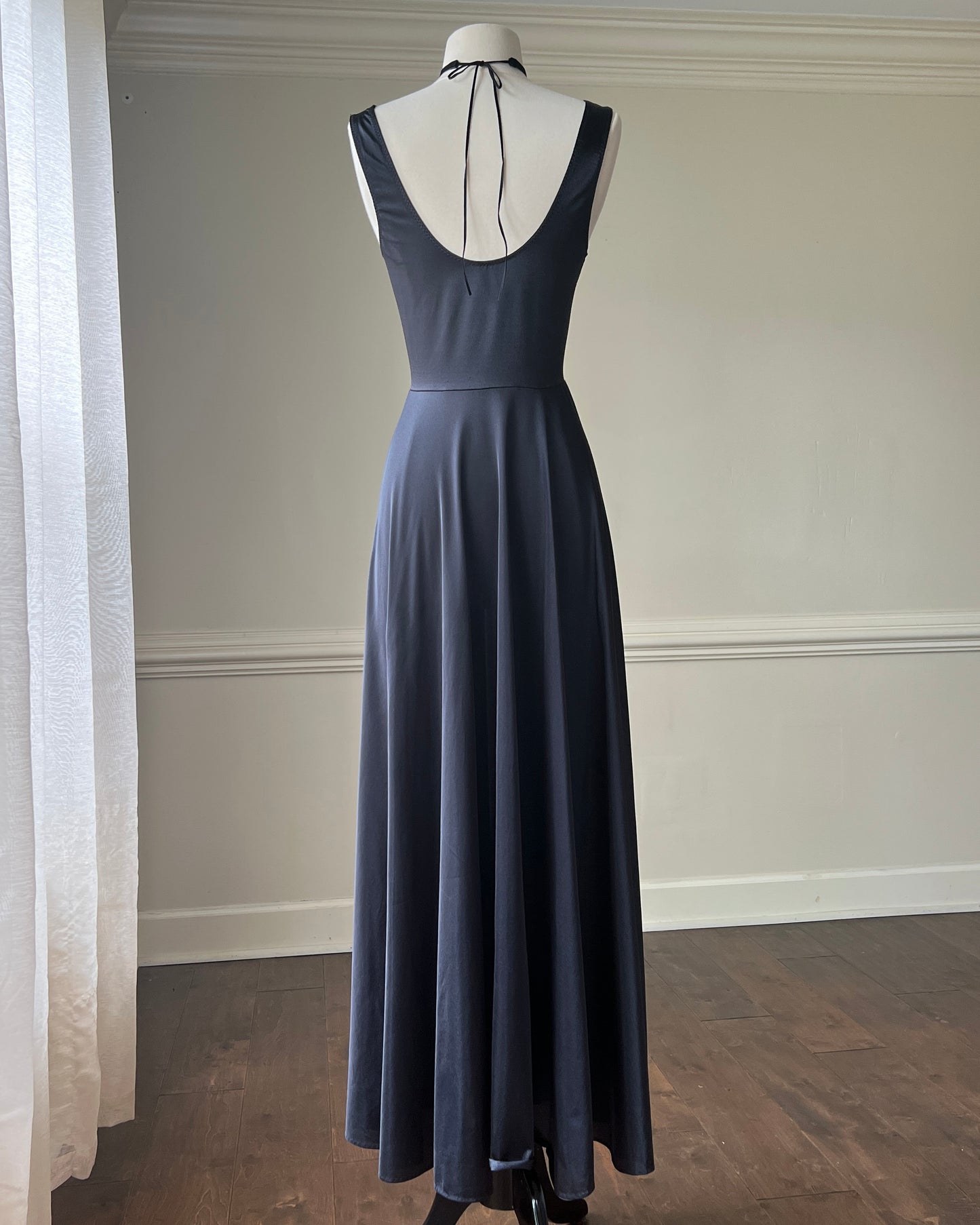 80s Elegant Grunge Maxi Dress featuring V-lace Cutout with Pleated Skirt