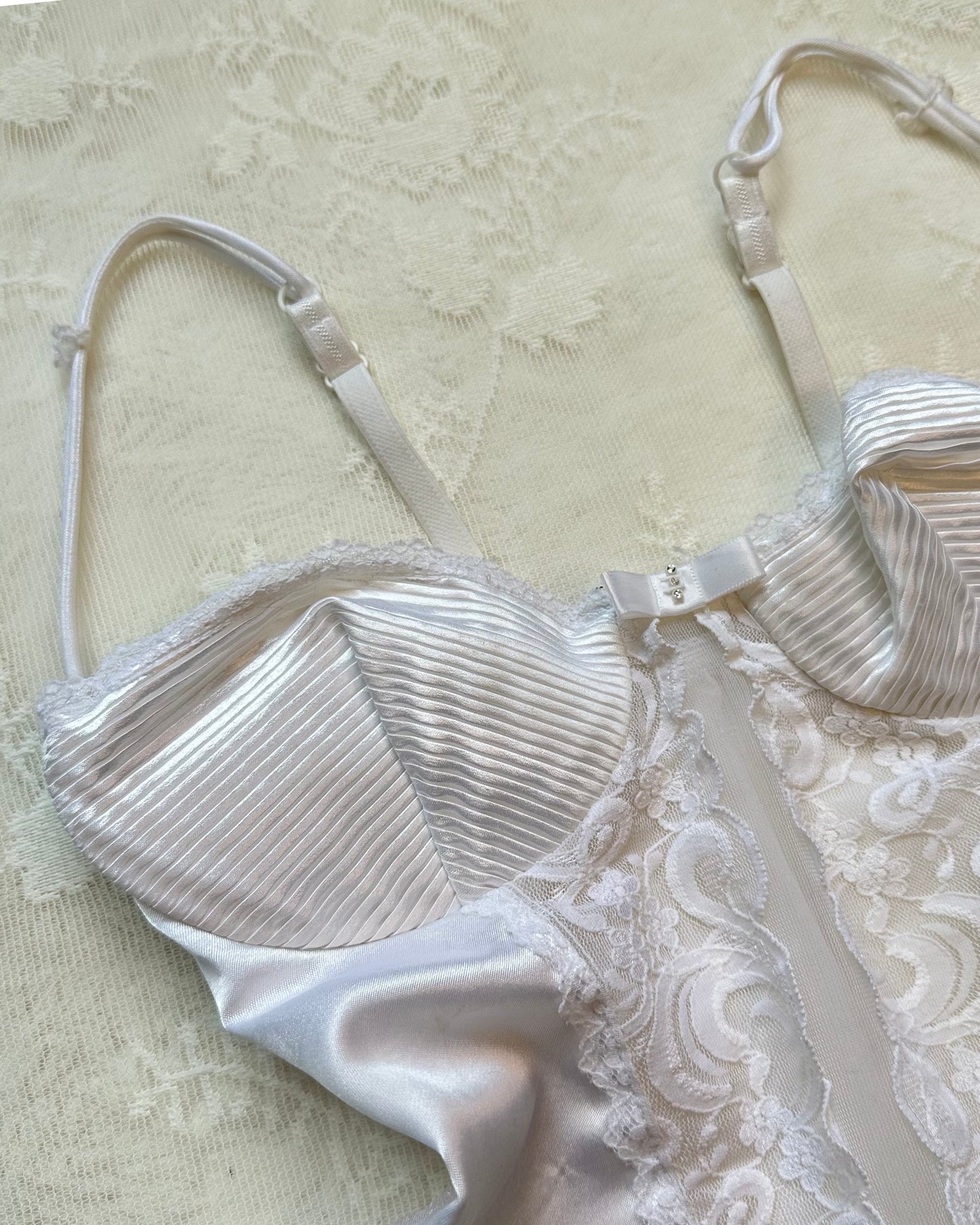 Cropped Corset-style Camisole featuring Cup Outline with Brocade Embroidery